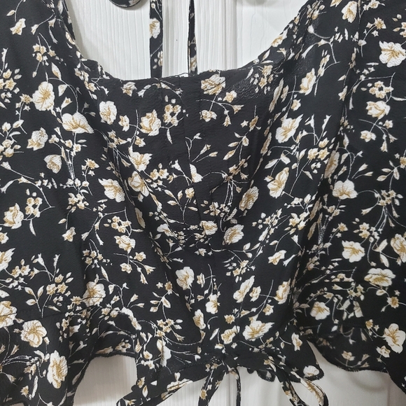 🐸$2🐸Floral Crop Blouse - Picture 2 of 6